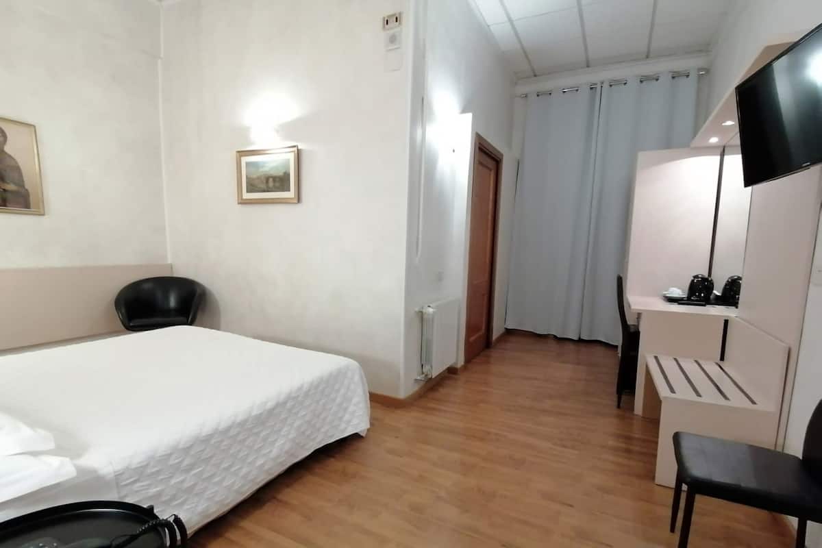 Caja de seguridad en la habitación, escritorio y ropa de cama