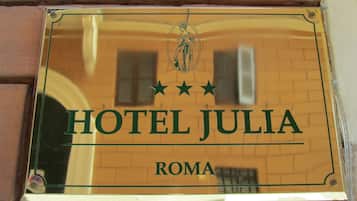 Voorkant accommodatie - avond/nacht