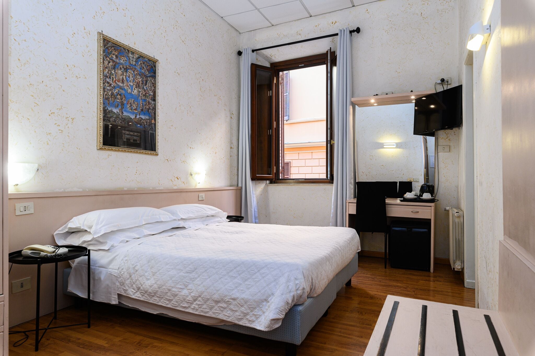 Een kluis op de kamer, een bureau, beddengoed