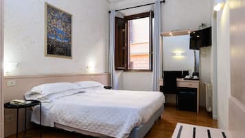 Een kluis op de kamer, een bureau, beddengoed