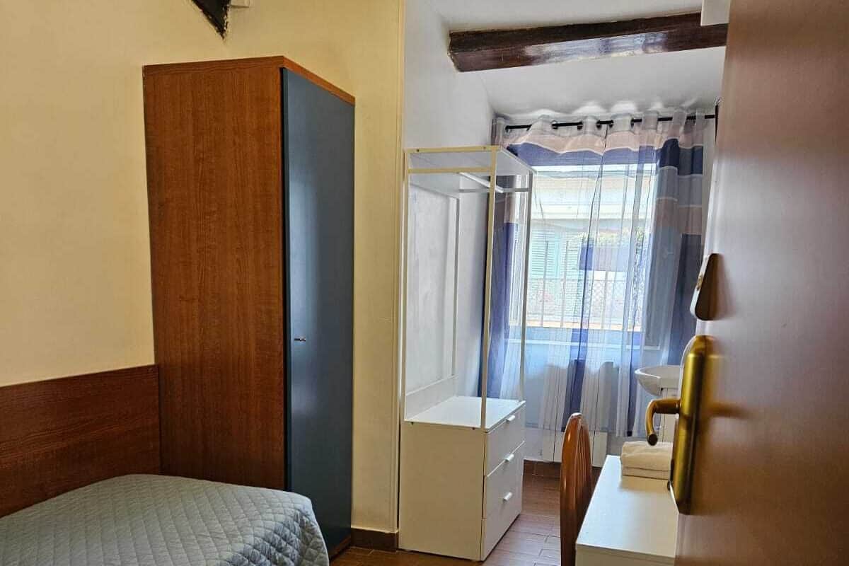 Caja de seguridad en la habitación, escritorio y ropa de cama
