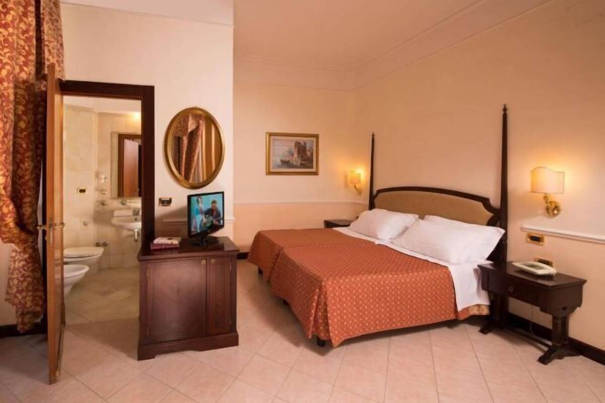 Cribs (surcharge), WiFi (free), bed sheets
