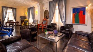 Un salon spacieux avec des canapés en cuir, une table basse et un téléviseur.