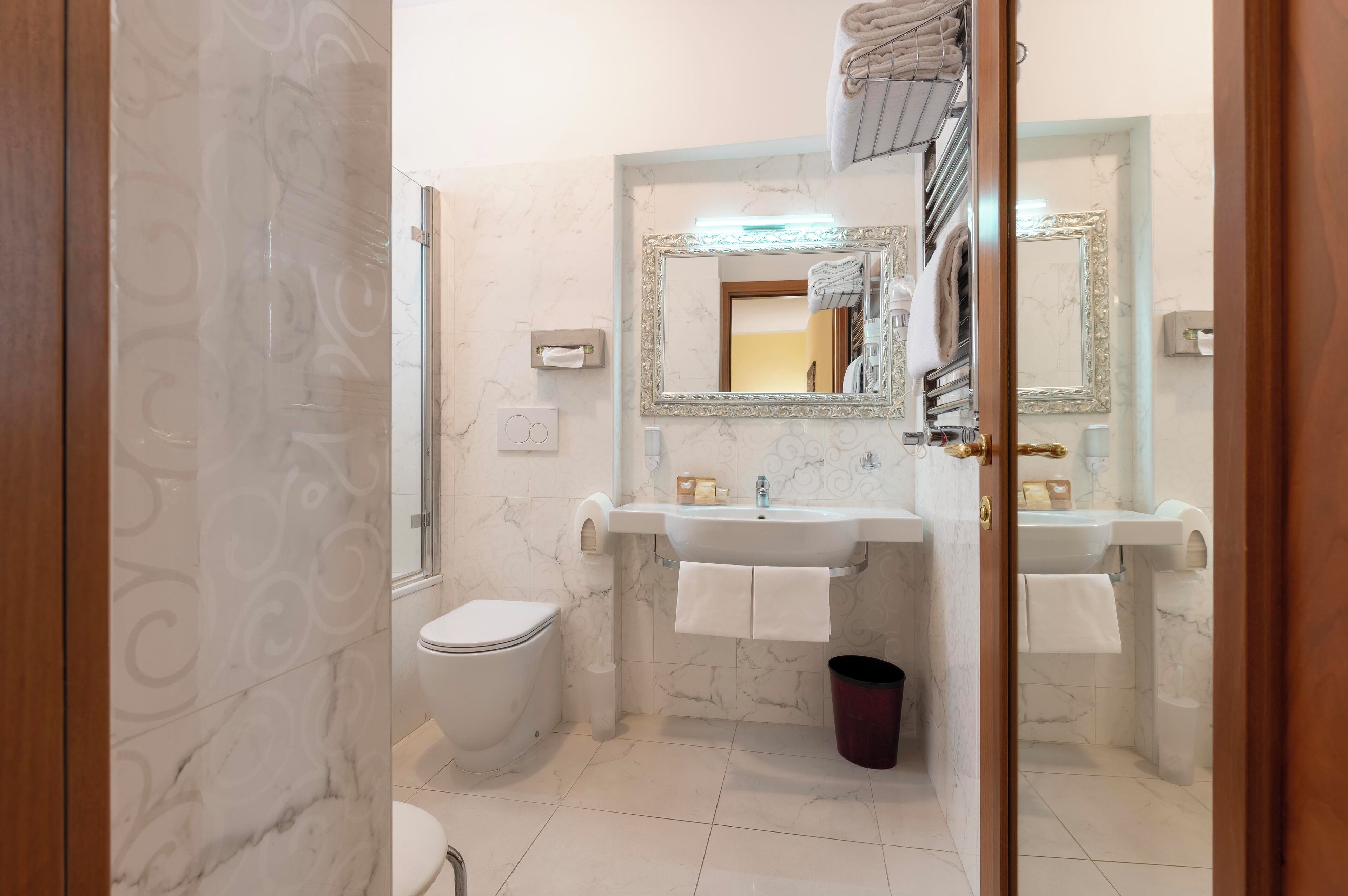 basic room, annex building | bathroom | free toiletries, hair dryer, bidet, towels