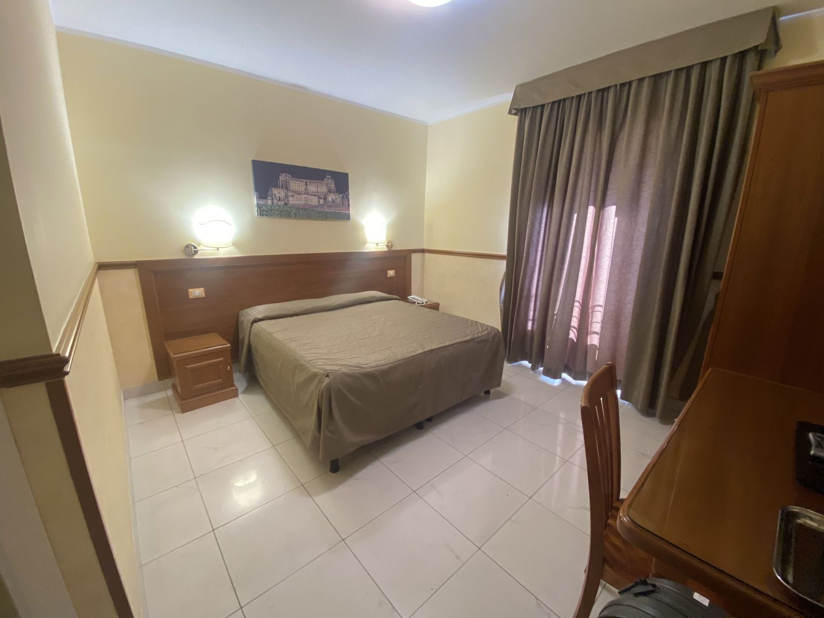Minibar, caja de seguridad en la habitación y escritorio 