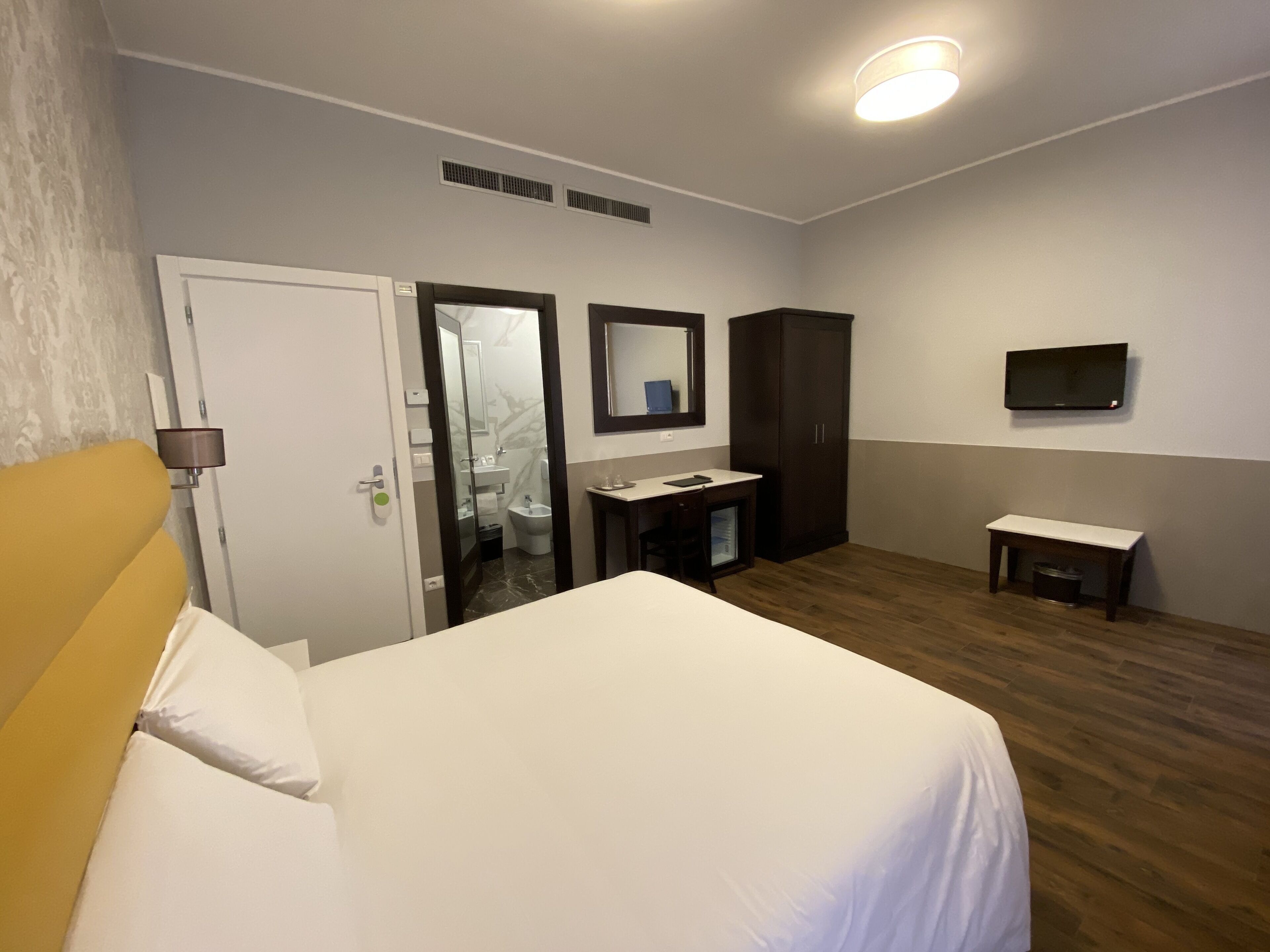 Minibar, caja de seguridad en la habitación y escritorio 