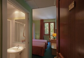 Hypo-allergenic bedding, desk, blackout curtains, free WiFi