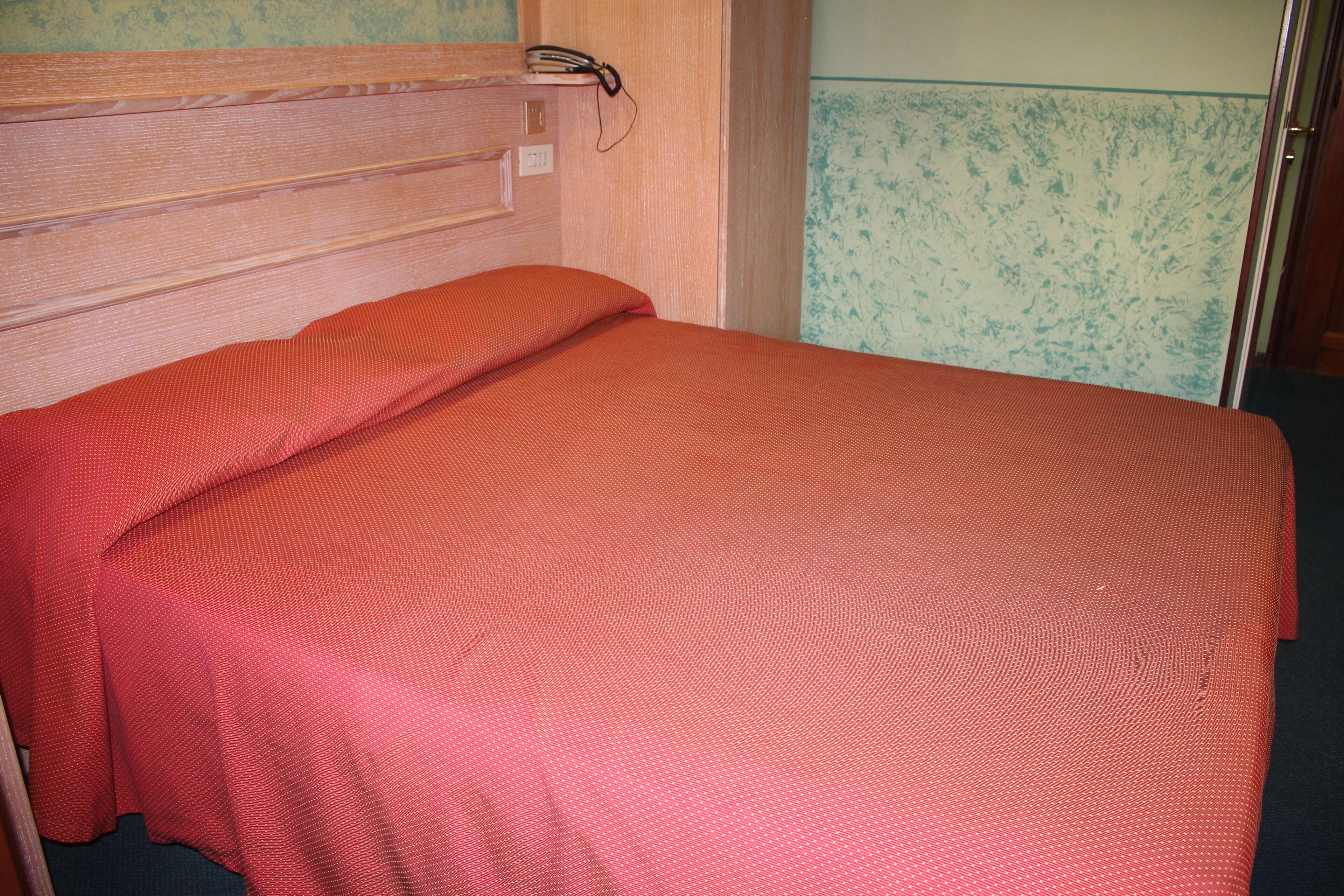 Hypo-allergenic bedding, desk, blackout curtains, free WiFi