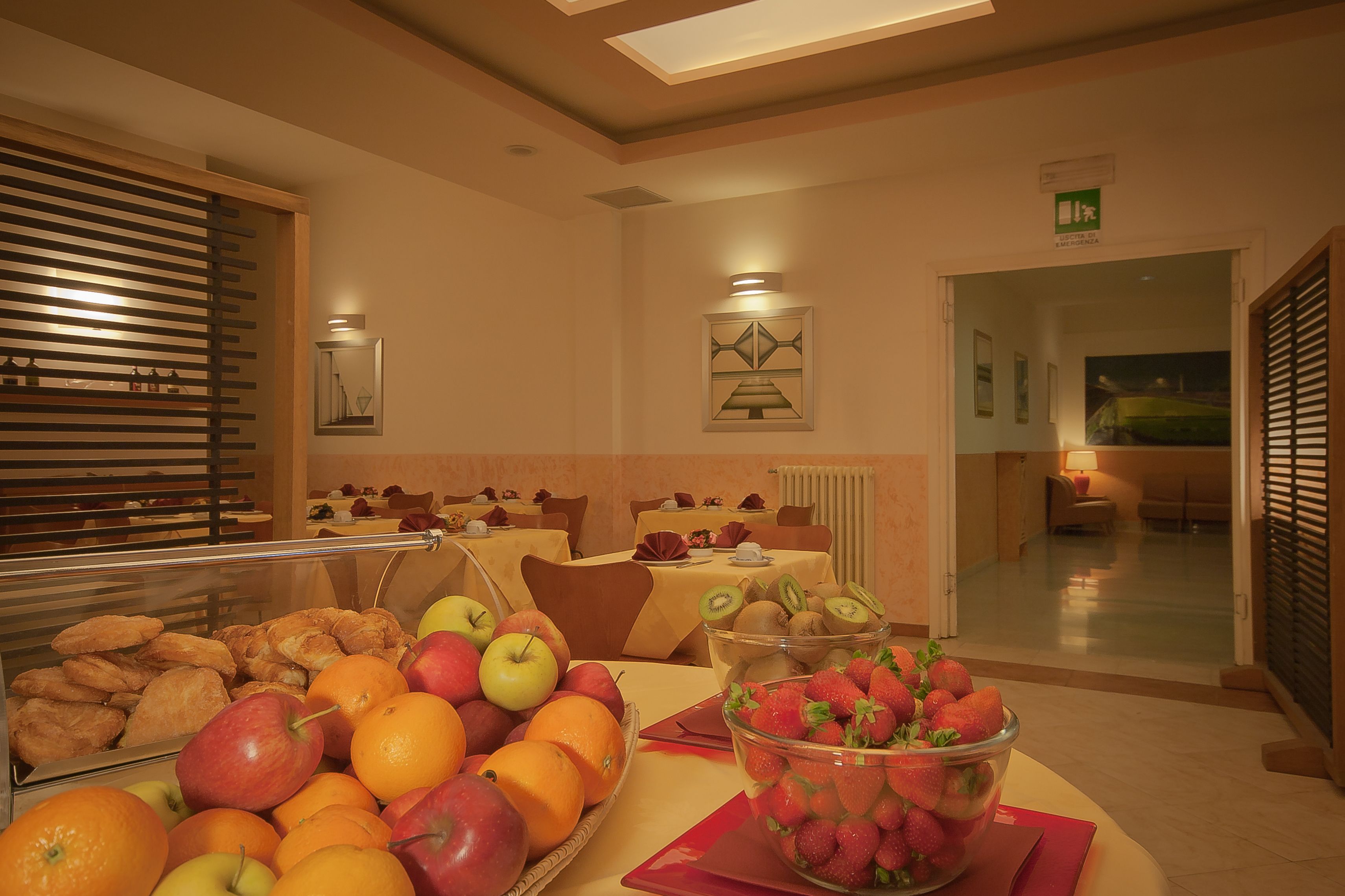 Ein reichhaltiges Frühstücksbuffet mit Obst und Gebäck.