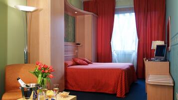 防过敏的被褥、办公桌、遮光窗帘、免费 WiFi