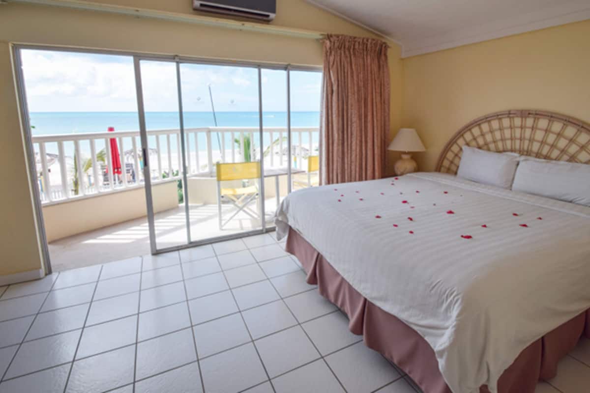 Habitación, frente a la playa | Caja fuerte, escritorio, cortinas opacas y tabla de planchar con plancha