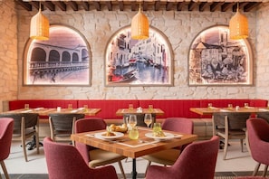 2 restaurants servant le déjeuner, le dîner et le souper