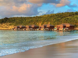 On the beach, white sand, sun loungers, beach umbrellas - Starfish Halcyon Cove Resort Antigua - All Inclusive (St. John's)