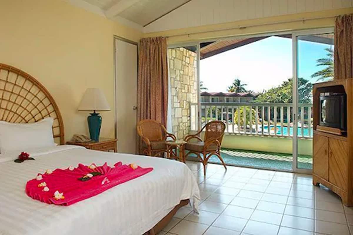 Habitación, vistas a la piscina | Caja fuerte, escritorio, cortinas opacas y tabla de planchar con plancha
