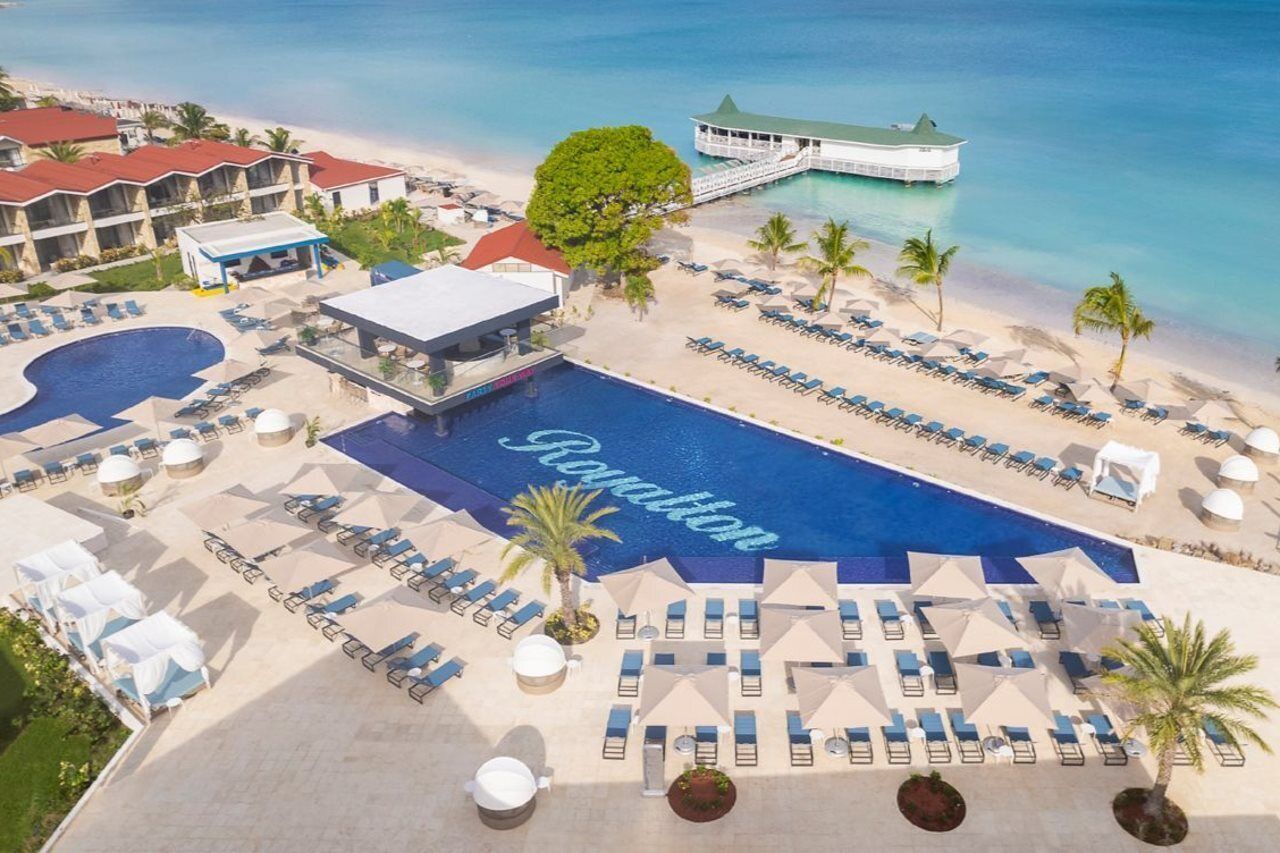 Außenpool, Sonnenschirme, Liegestühle