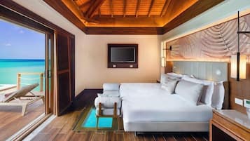 Caja fuerte, escritorio, cortinas opacas y tabla de planchar con plancha