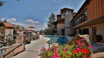 Kolam renang outdoor