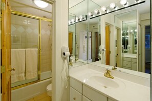 Tina con regadera, amenidades de baño gratuitas, secadora de cabello 