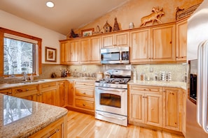 Premium Condo, 4 Bedrooms | Private kitchenette | Fridge, microwave, oven, stovetop