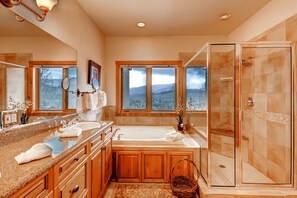 Leilighet – premium, 4 soverom | Bad | Kombinert dusj/badekar, toalettartikler (inkludert) og hårføner