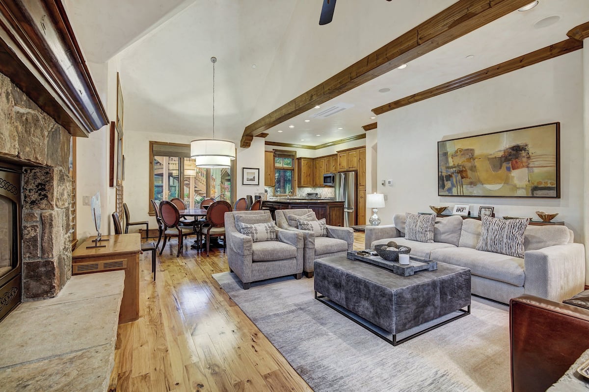 Condo, 4 Bedrooms (Platinum, with Den) | Living area | Flat-screen TV