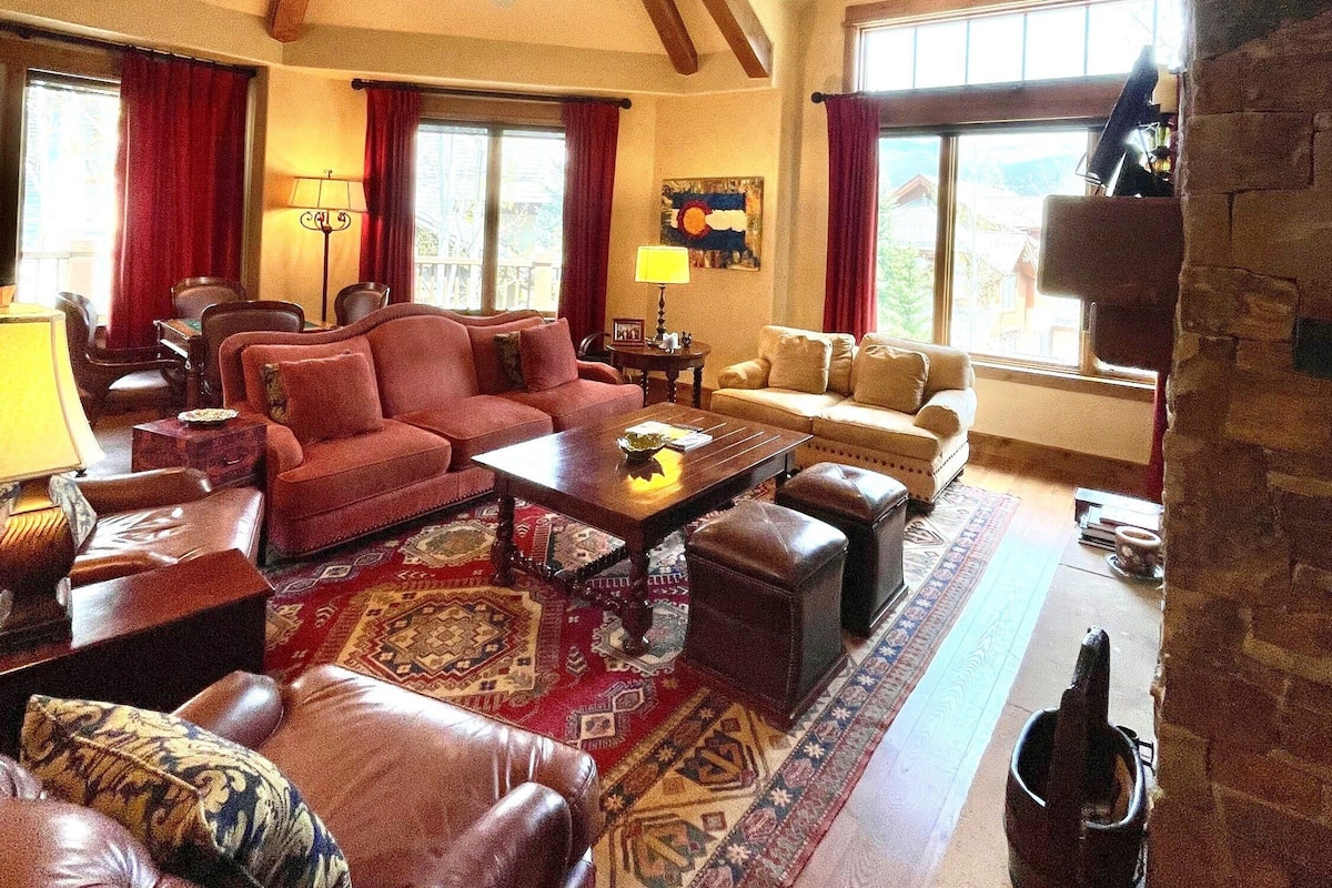 Condo, 5 Bedrooms (Platinum) | Living area | Flat-screen TV