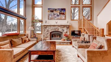 House, 4 Bedrooms | Living room | Flat-screen TV
