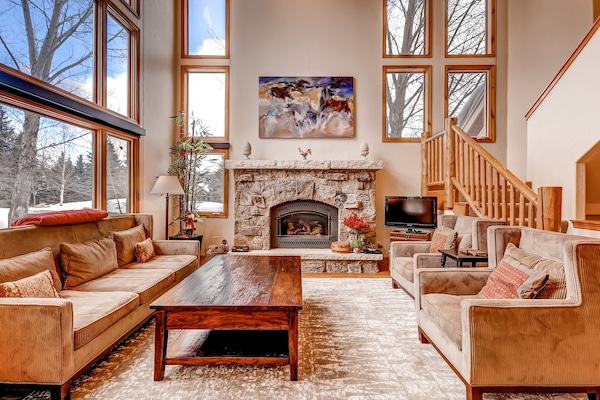 Talo, 4 makuuhuonetta | Olohuone | Taulutelevisio