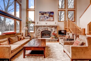 House, 4 Bedrooms | Living room | Flat-screen TV