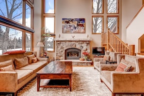 House, 4 Bedrooms | Living room | Flat-screen TV