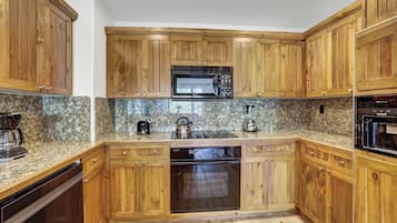 Full-size fridge, microwave, coffee/tea maker, cookware/dishes/utensils