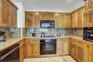 Een koelkast/vriezer, een magnetron, een koffiezetapparaat/waterkoker