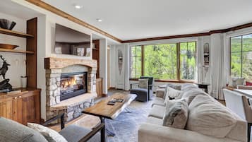 尊荣公寓式客房, 2 间卧室 | 起居区 | 平板电视、壁炉