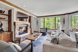 Premium appartement, 2 slaapkamers | Woonruimte | Een flatscreentelevisie en een open haard