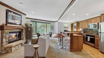 Appartement (Studio) | Woonruimte | Een flatscreentelevisie en een open haard