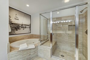 Combined shower/bathtub, free toiletries, hair dryer, towels - Elkhorn Lodge, A Vail Resorts Property (Avon)