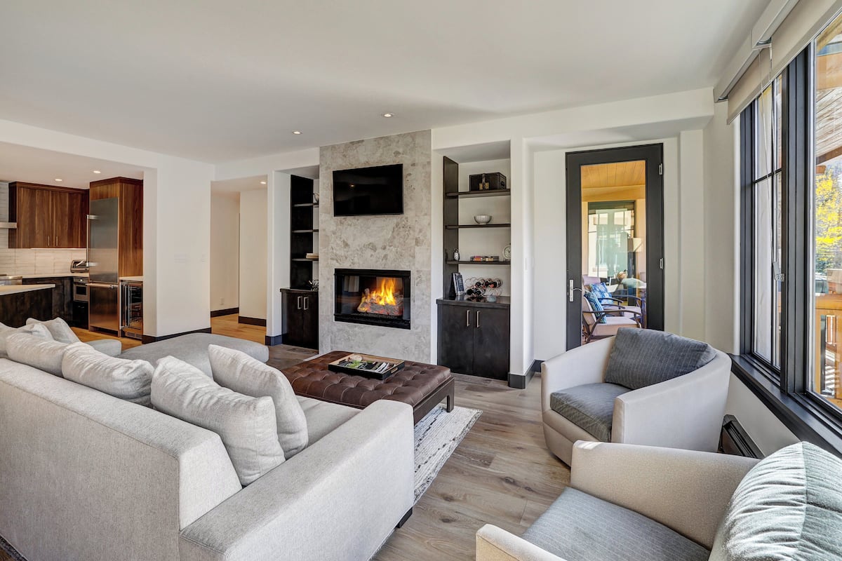 Condo premium, 3 quartos | Área de estar | TV de tela plana, lareira