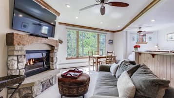 Appartement (Studio) | Woonruimte | Flatscreentelevisie en een open haard