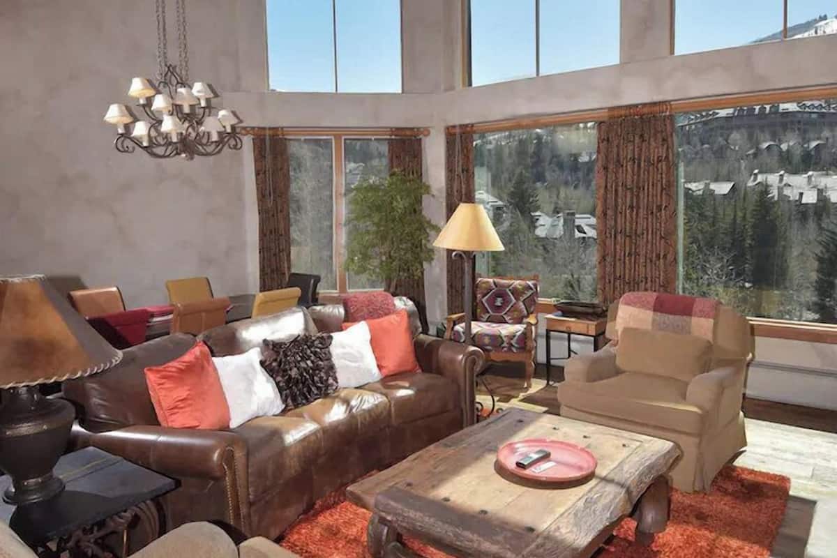 Condo, 4 quartos (Loft & Den) | Sala de estar | TV de tela plana, lareira