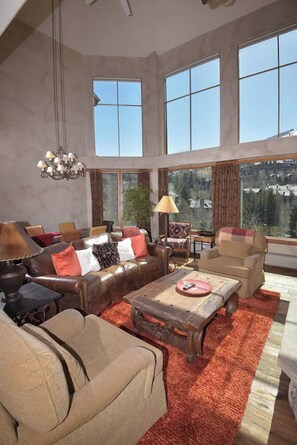 Apartment, 4 Schlafzimmer (Loft & Den) | Wohnzimmer | Flachbildfernseher, Kamin