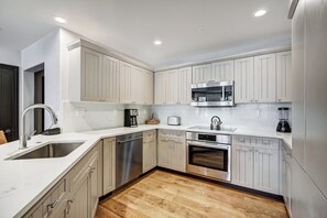 Condo premium, 2 quartos | Cozinha privada | Geladeira grande, micro-ondas, cafeteira/chaleira