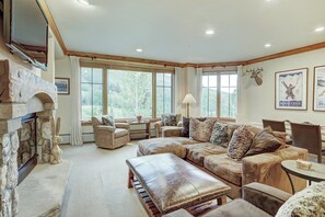 Condo, 2 quartos | Área de estar | TV de tela plana, lareira