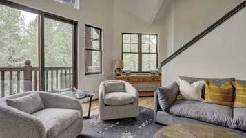 Loftsrom, 2 soverom | Oppholdsområde | En 34-tommers TV med kabel-kanaler samt peis