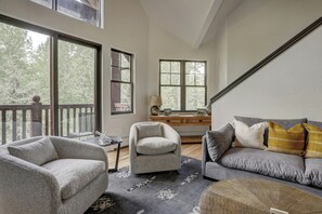 Loft, 2 habitaciones | Zona de estar | Televisión de 34 pulgadas con canales por cable, una chimenea