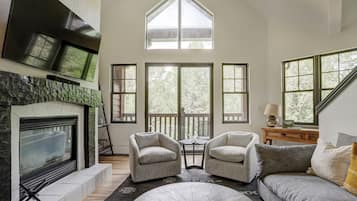 Loftsrom, 2 soverom | Oppholdsområde | En 34-tommers TV med kabel-kanaler samt peis