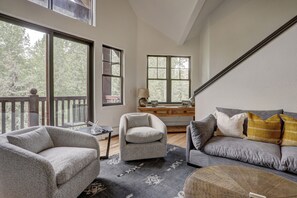 Loft, 2 Bedrooms | Living area | 34-inch TV with cable channels, fireplace