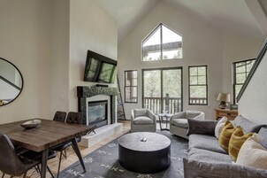 Loft, 2 habitaciones | Zona de estar | Televisión de 34 pulgadas con canales por cable, una chimenea