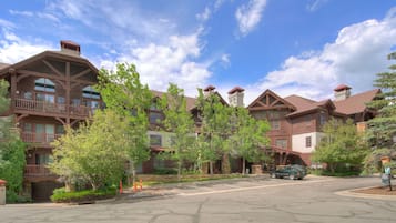 Vista frontal de la propiedad