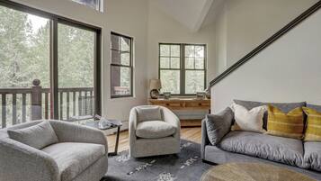 Loft, 2 quartos | Área de estar | TV 34 polegadas com canais a cabo, lareira