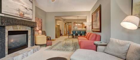 Televisión 34 pulgadas con canales de televisión por cable, chimenea